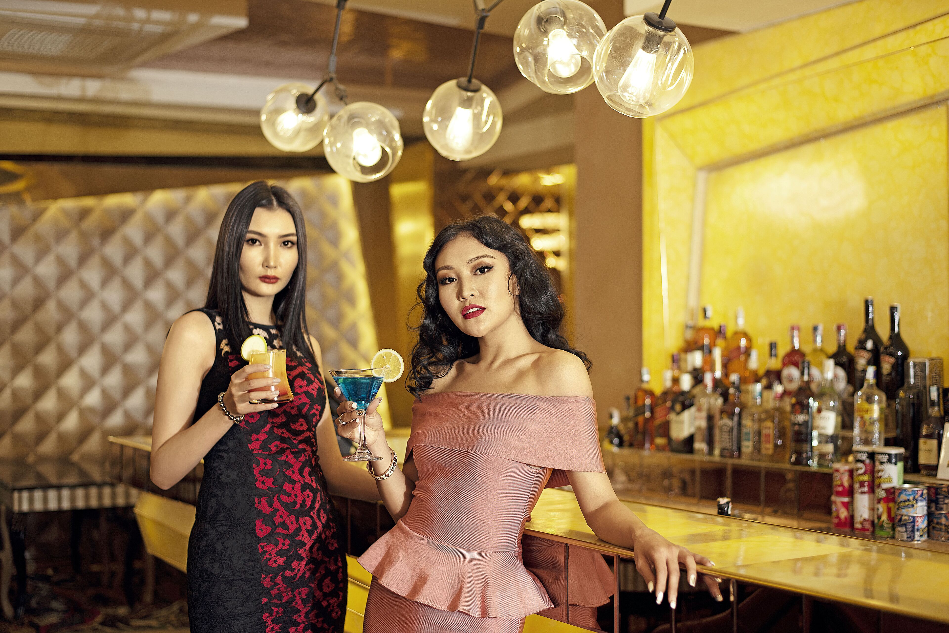 Phục vụ bữa sáng, bữa trưa, bữa tối, món địa phương và quốc tế 