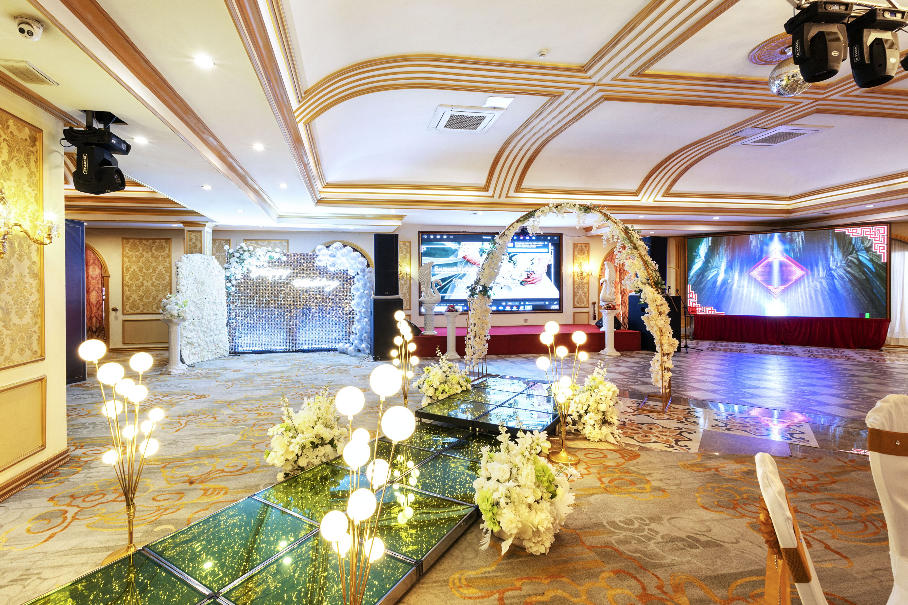 Serveert ontbijt, lunch, diner, lokale en internationale gerechten 