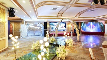 Serveert ontbijt, lunch, diner, lokale en internationale gerechten