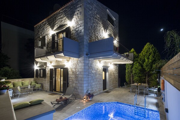 Vista frontal de la propiedad