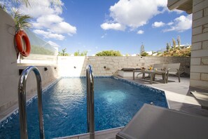 Seasonal outdoor pool, pool umbrellas, sun loungers - Villa Sirocos, Private eco pool, near the beach (Chania)