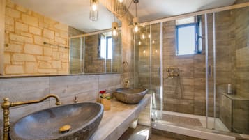 Villa, 3 Bedrooms, Hill View, Private eco Pool | Salle de bain | Douche, douche cascade, séchoir à cheveux, serviettes fournies