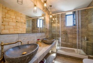 Villa, 3 Bedrooms, Hill View, Private eco Pool | Kylpyhuone | Suihku, sadesuihkupää, hiustenkuivaaja, pyyhkeet