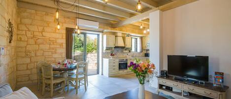 Villa, 3 Bedrooms, Hill View, Private eco Pool | Aire de séjour | Téléviseur à écran plat, lecteur de DVD, jouets