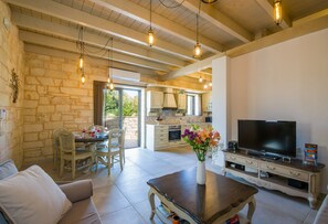 Villa, 3 Bedrooms, Hill View, Private eco Pool | Área de sala de estar | Televisión de pantalla plana, reproductor de DVD y juguetes