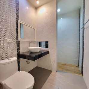 Standard-Dreibettzimmer | Badezimmer | Dusche, Handtücher