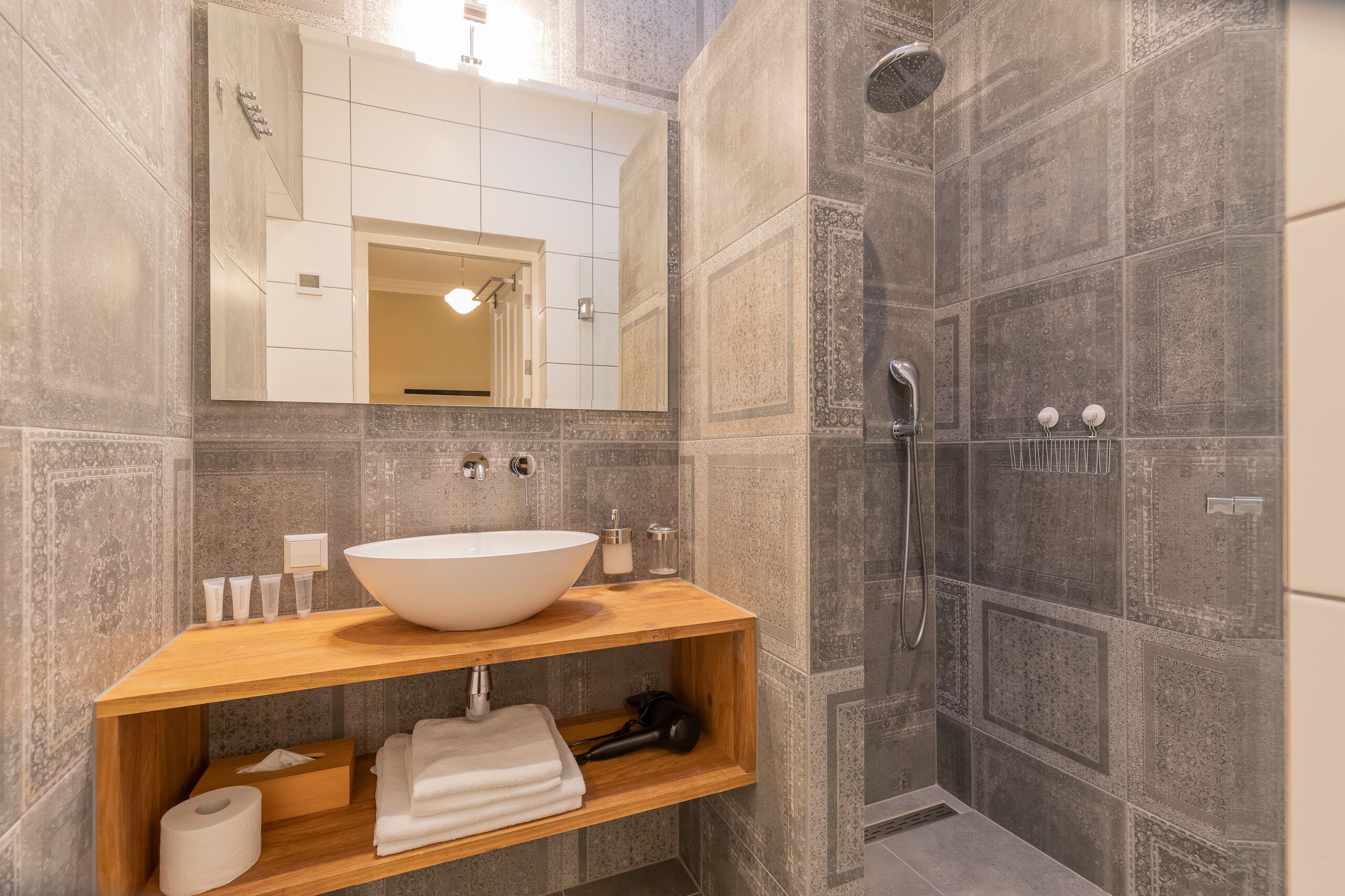 superior suite, 1 king bed | bathroom | shower, rainfall showerhead, free toiletries, towels