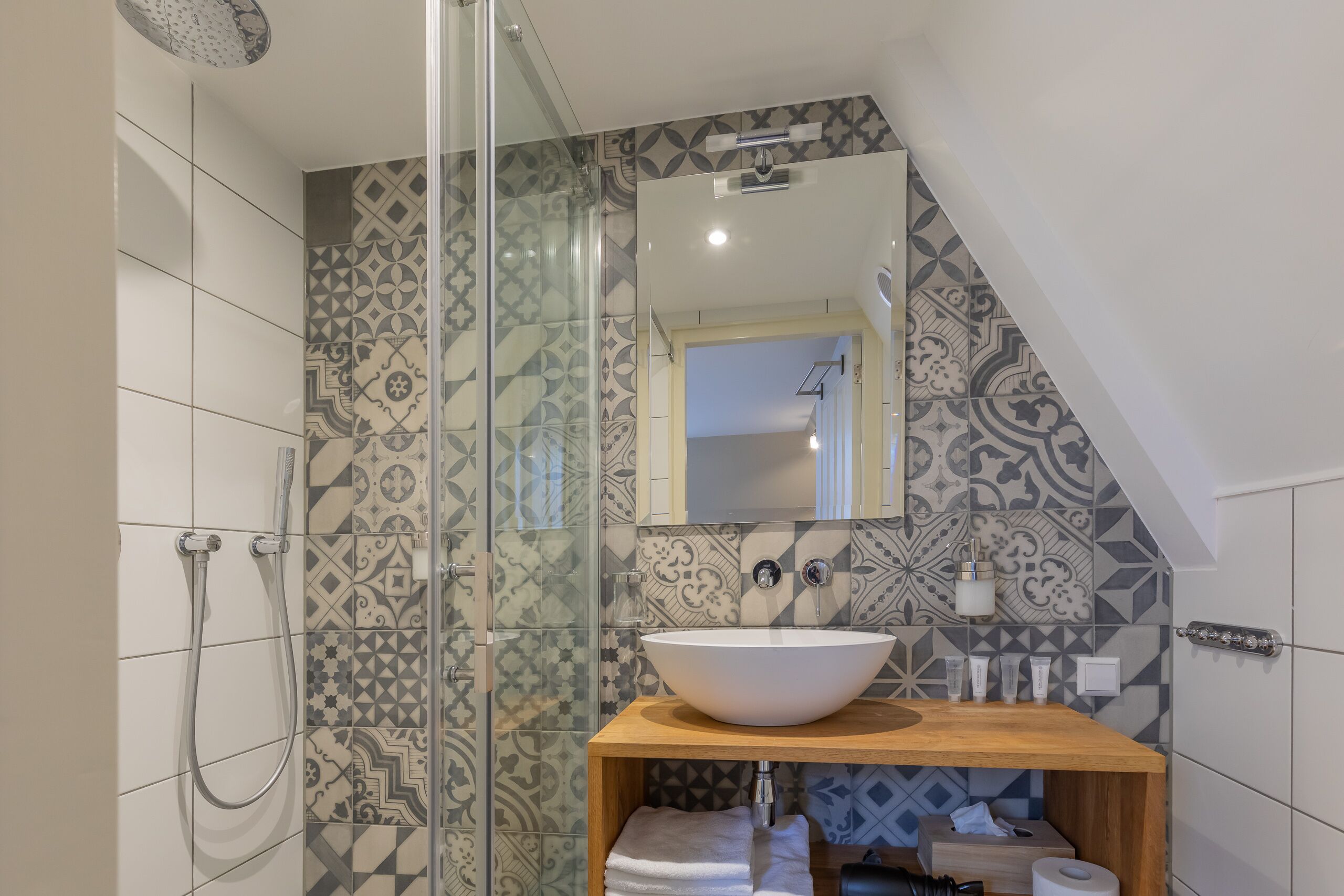 classic double room, city view | bathroom shower