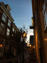 Fachada de la propiedad por la tarde o noche