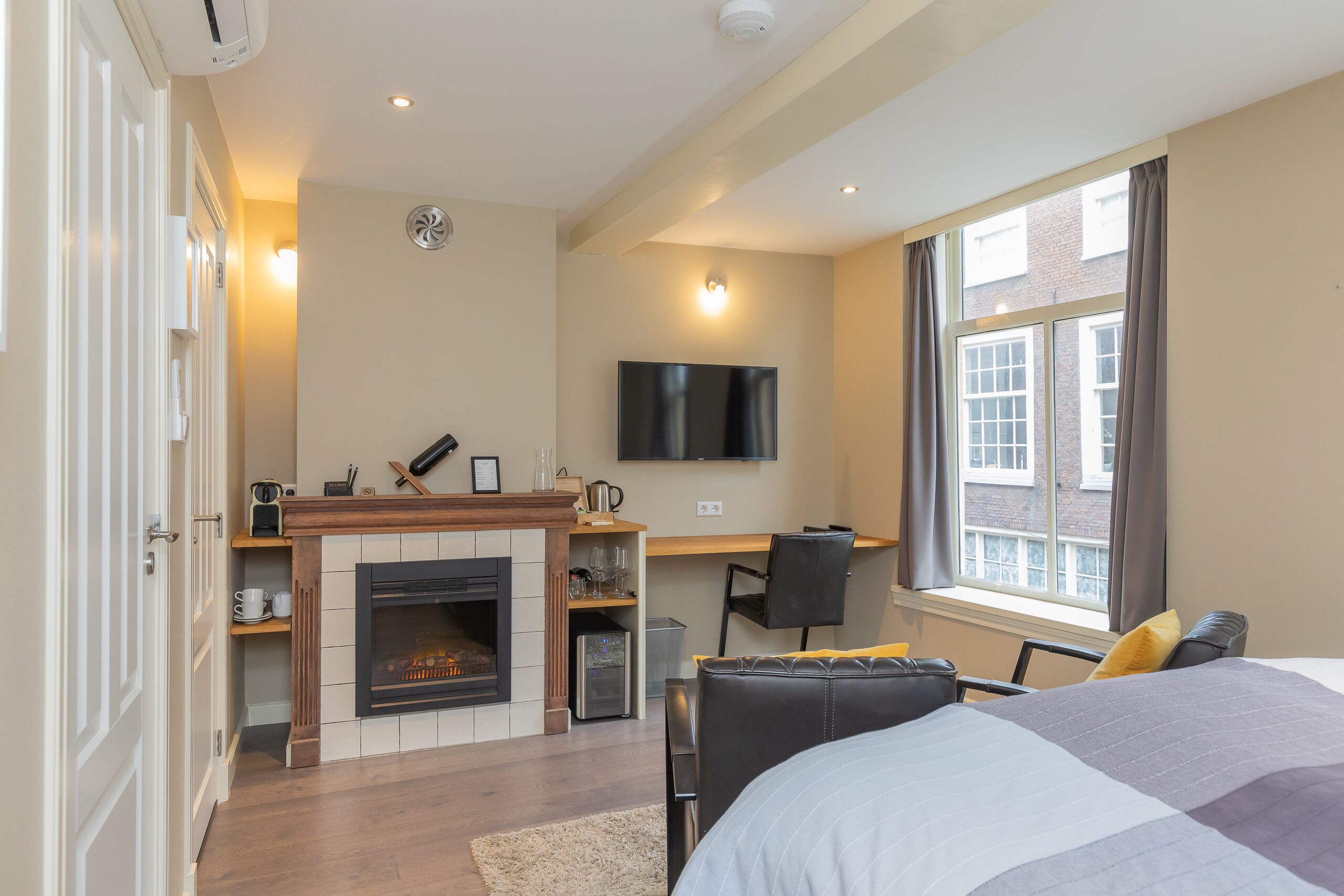 deluxe double room, city view | premium bedding, minibar, in-room safe, desk