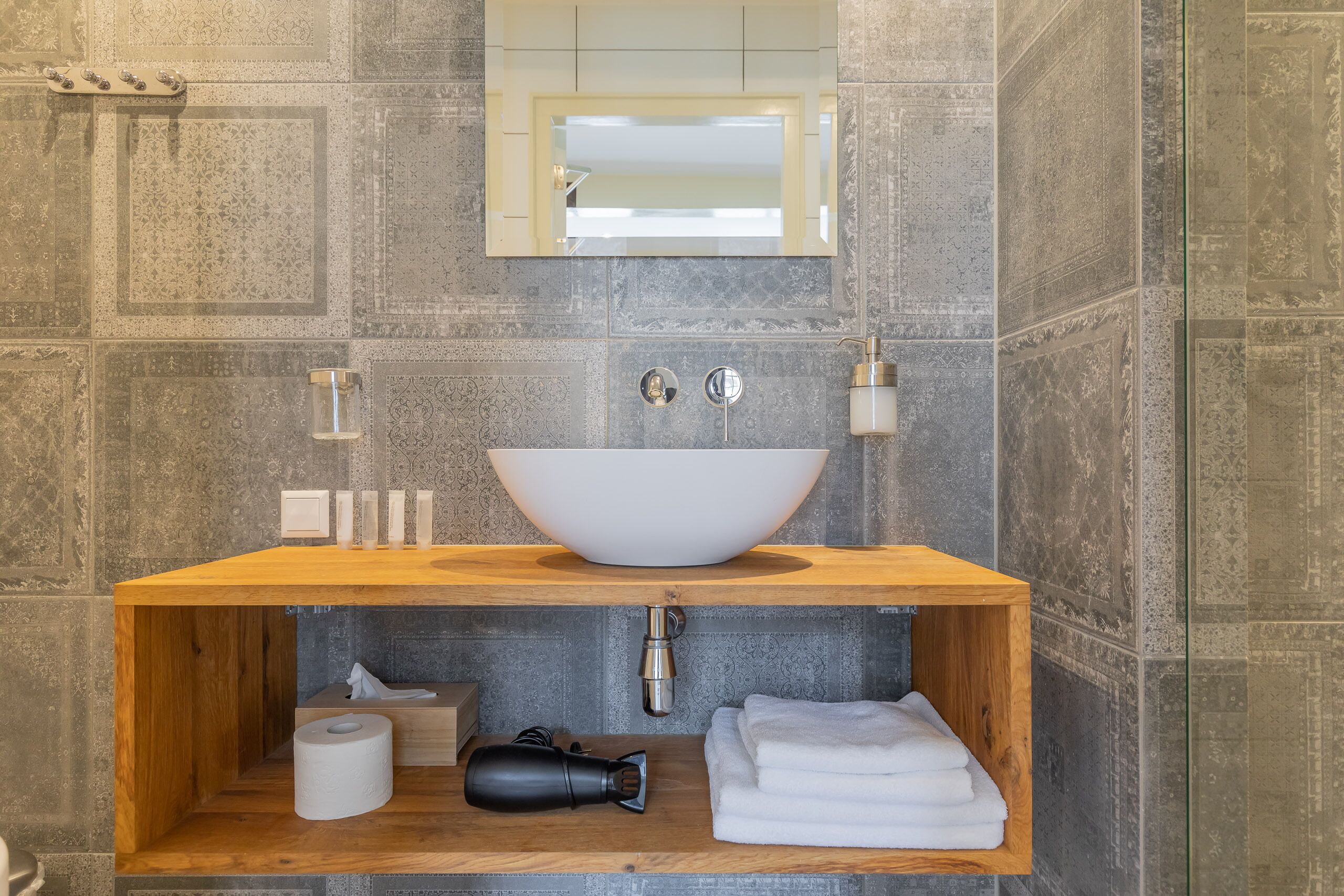 deluxe double room, garden view | bathroom | shower, rainfall showerhead, free toiletries, towels