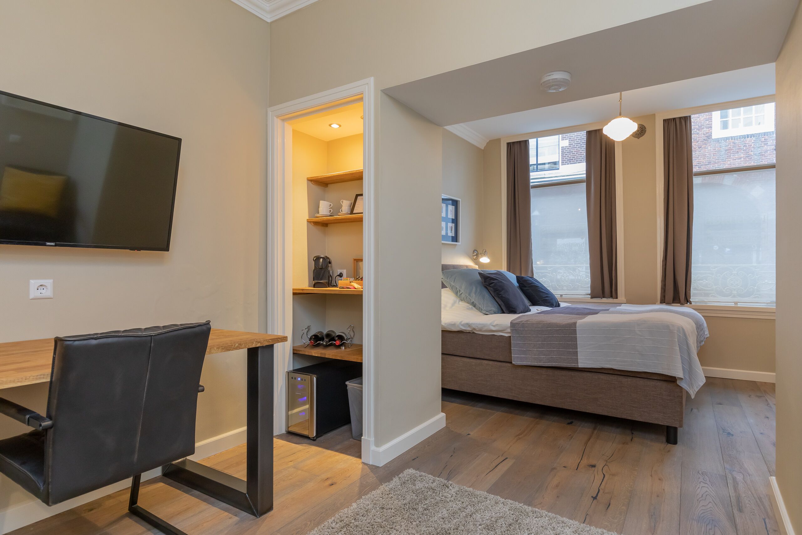 superior suite, 1 king bed | premium bedding, minibar, in-room safe, desk