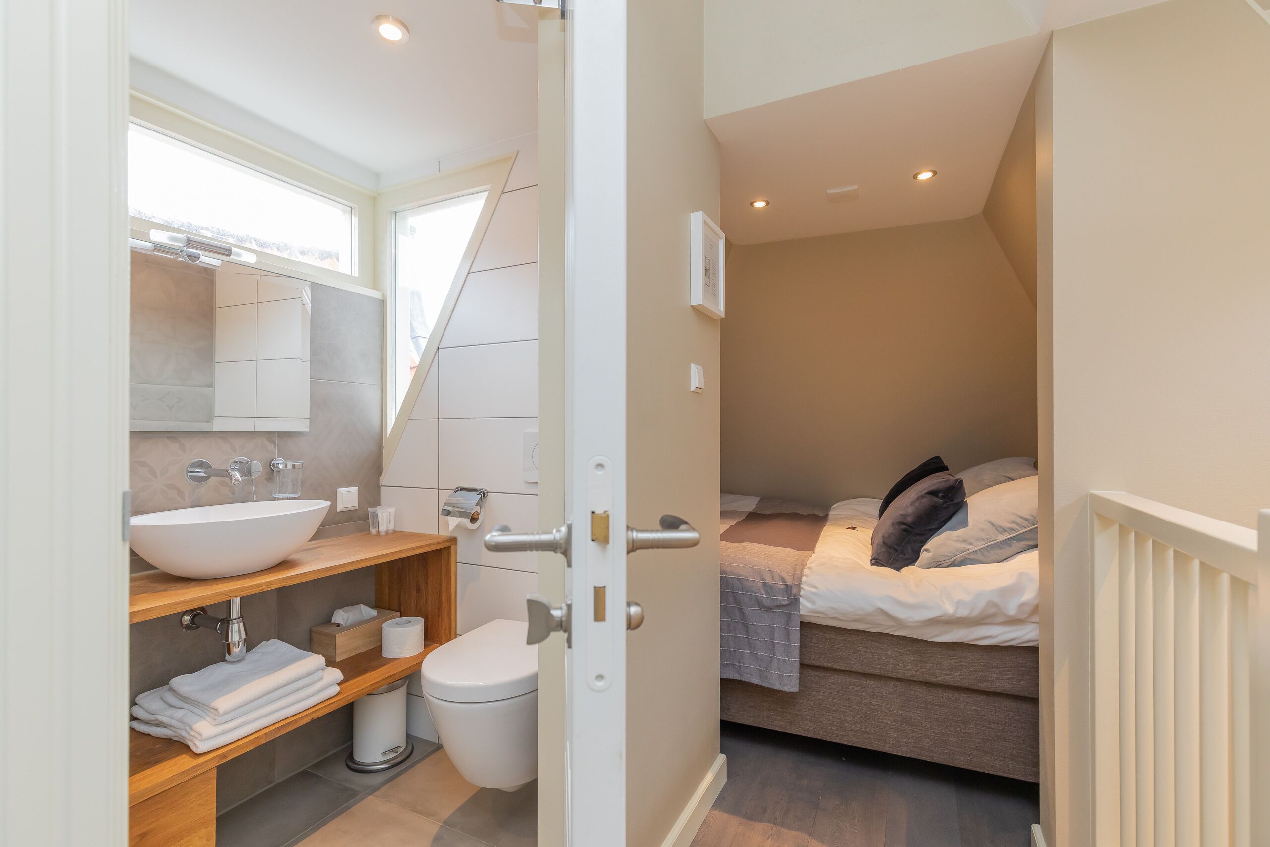 superior double room | bathroom | shower, rainfall showerhead, free toiletries, towels