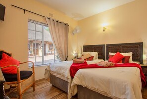 In-room safe, desk, iron/ironing board, free WiFi - All Over Africa Guest House (Kempton Park)