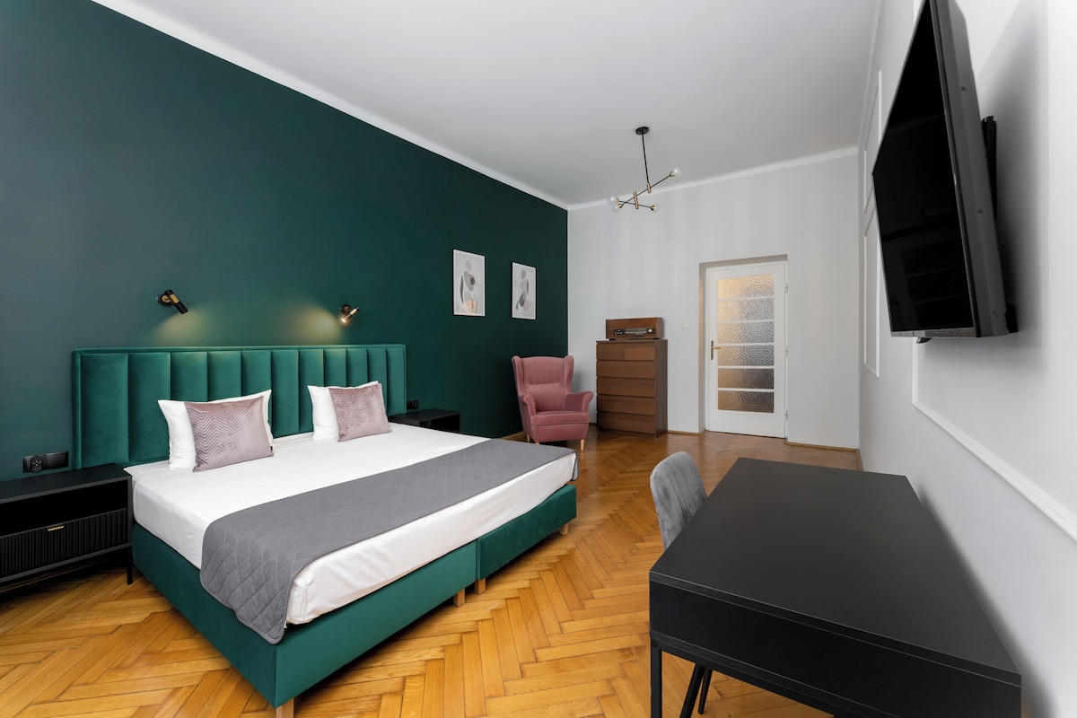 Deluxe-huoneisto, 2 makuuhuonetta, parveke, kaupunkinäköala | Ylelliset vuodevaatteet, työpöytä