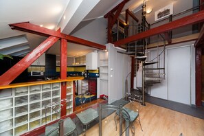 Kattohuoneisto, 5 makuuhuonetta, kaupunkinäköala (XXIX, Sarego Street) | Oleskelualue | 32–tuumainen LED-televisio, jossa kaapelikanavat