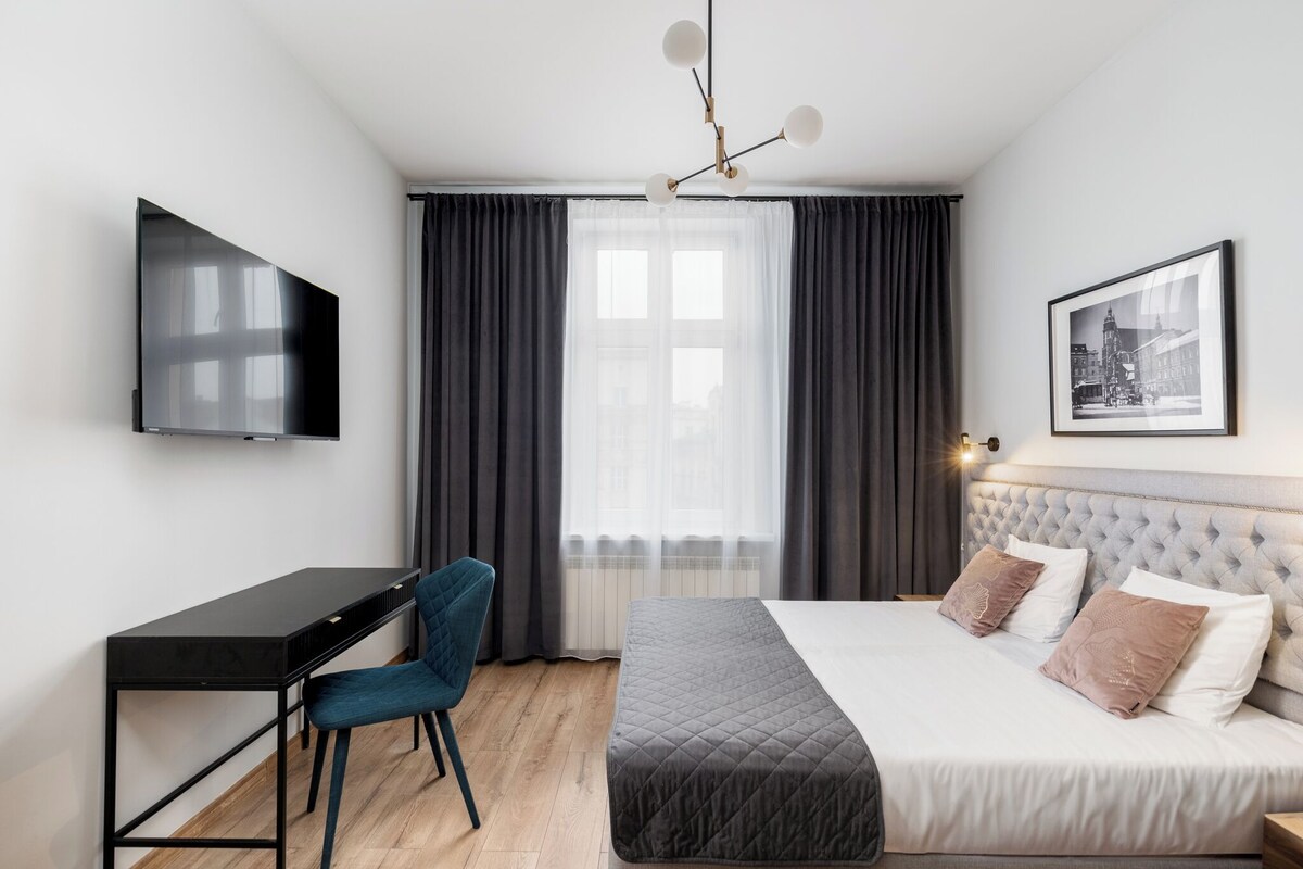 Superior-huoneisto, 2 makuuhuonetta, kaupunkinäköala | Ylelliset vuodevaatteet, työpöytä