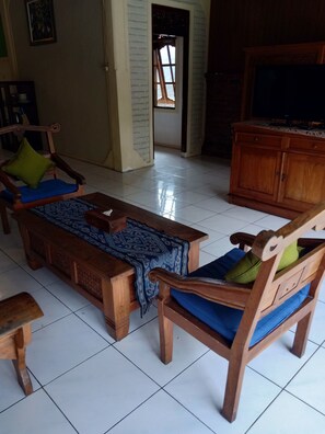 别墅 (Double Bed room Plus Single Bed) | 起居区 | 液晶电视