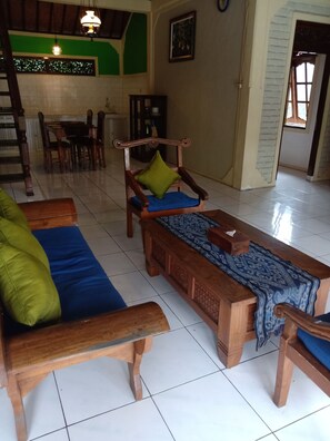 别墅 (Double Bed room Plus Single Bed) | 起居区 | 液晶电视