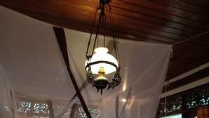 ميني بار ومكتب وستائر تعتيم وواي فاي مجانًا