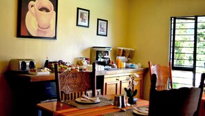 Une cuisine équipée d’une machine à café, d’un grille-pain et de divers ustensiles de cuisine, le tout disposé sur le plan de travail.