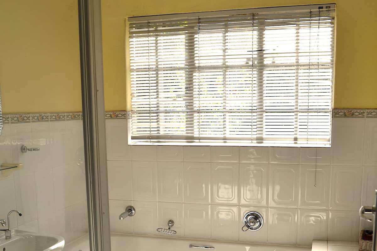 Combined shower/tub, free toiletries, hair dryer, bidet