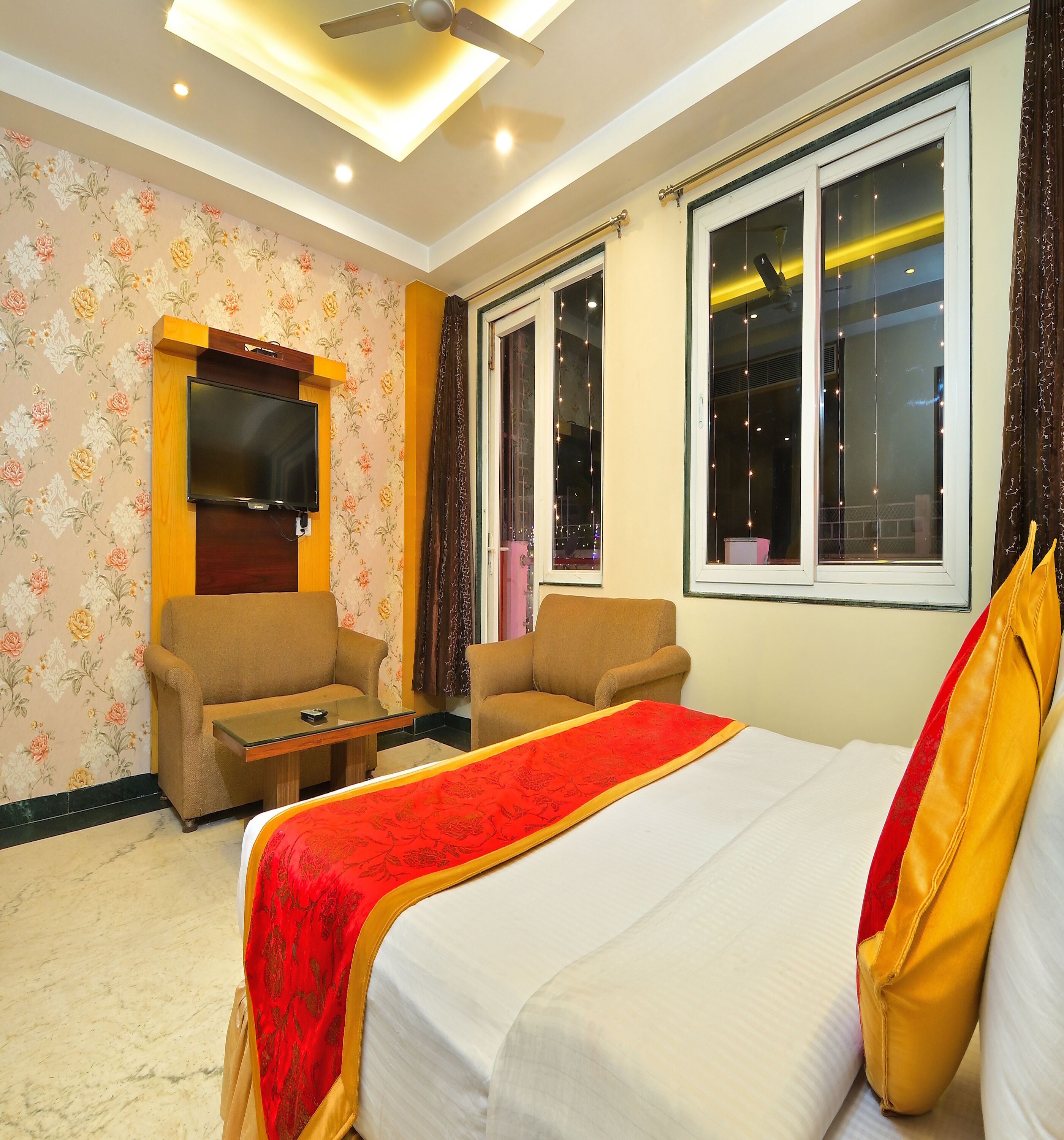 Suite Room with Extra Living Area and Sofas | Bathroom