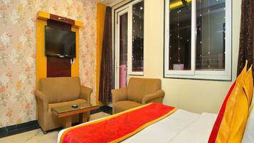 Suite Room with Extra Living Area and Sofas | Bathroom