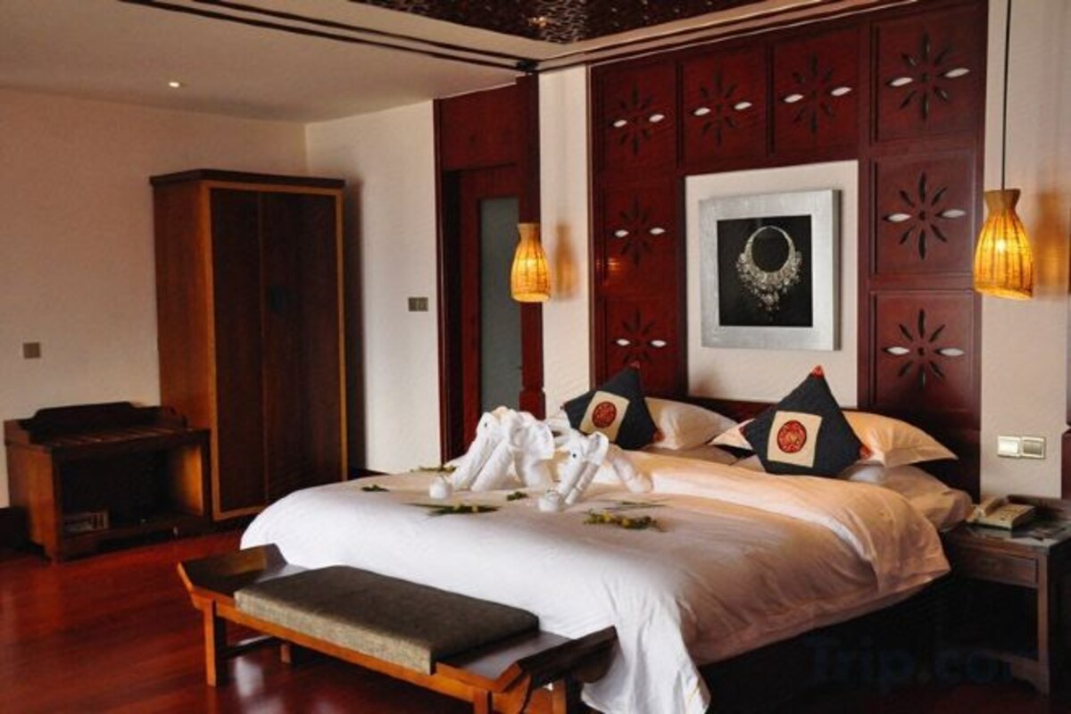 Minibar, in-room safe, desk, blackout curtains