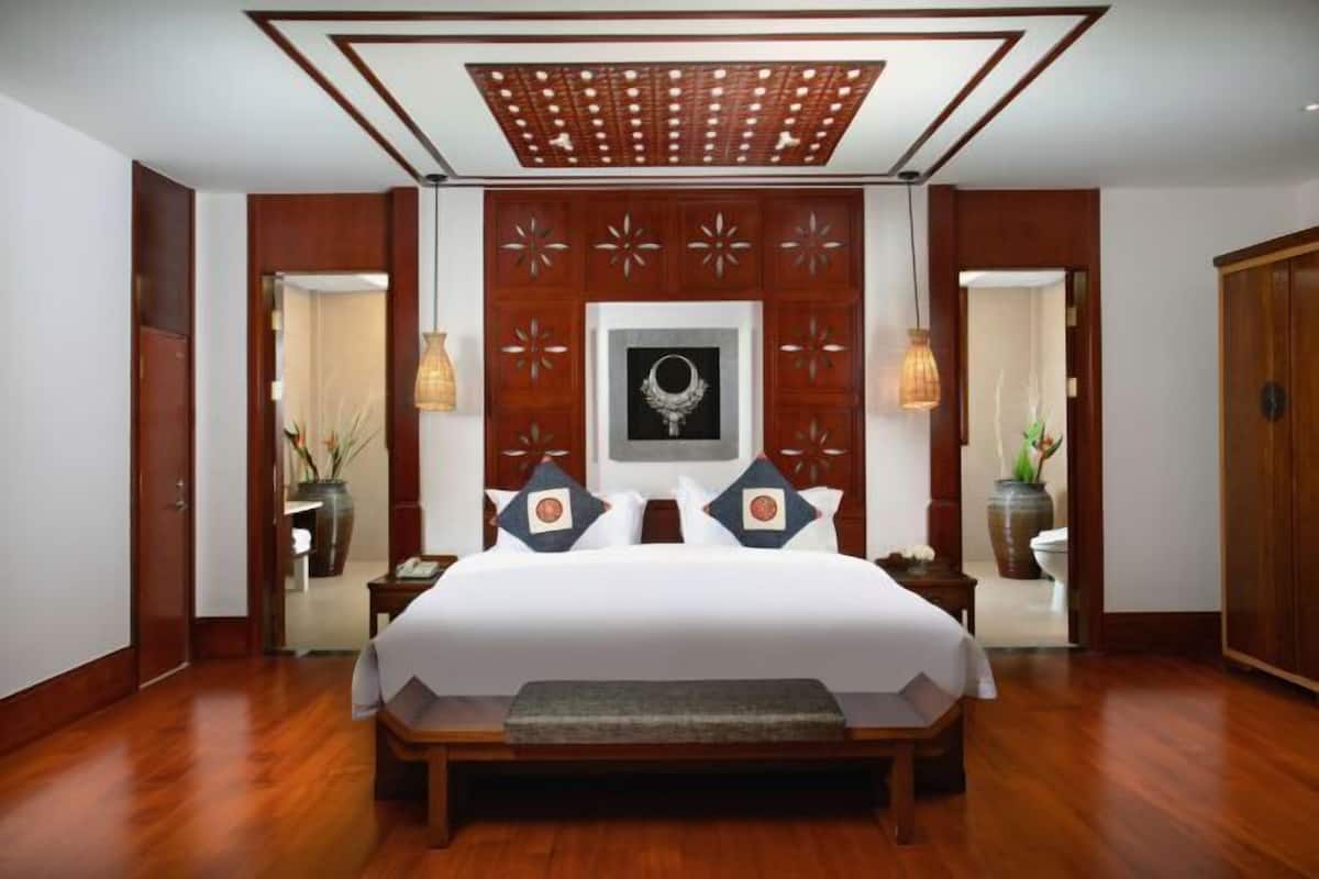 Minibar, in-room safe, desk, blackout curtains