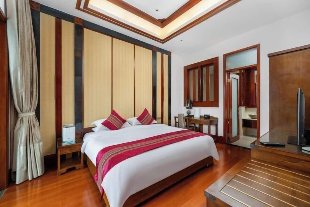 Minibar, in-room safe, desk, blackout curtains
