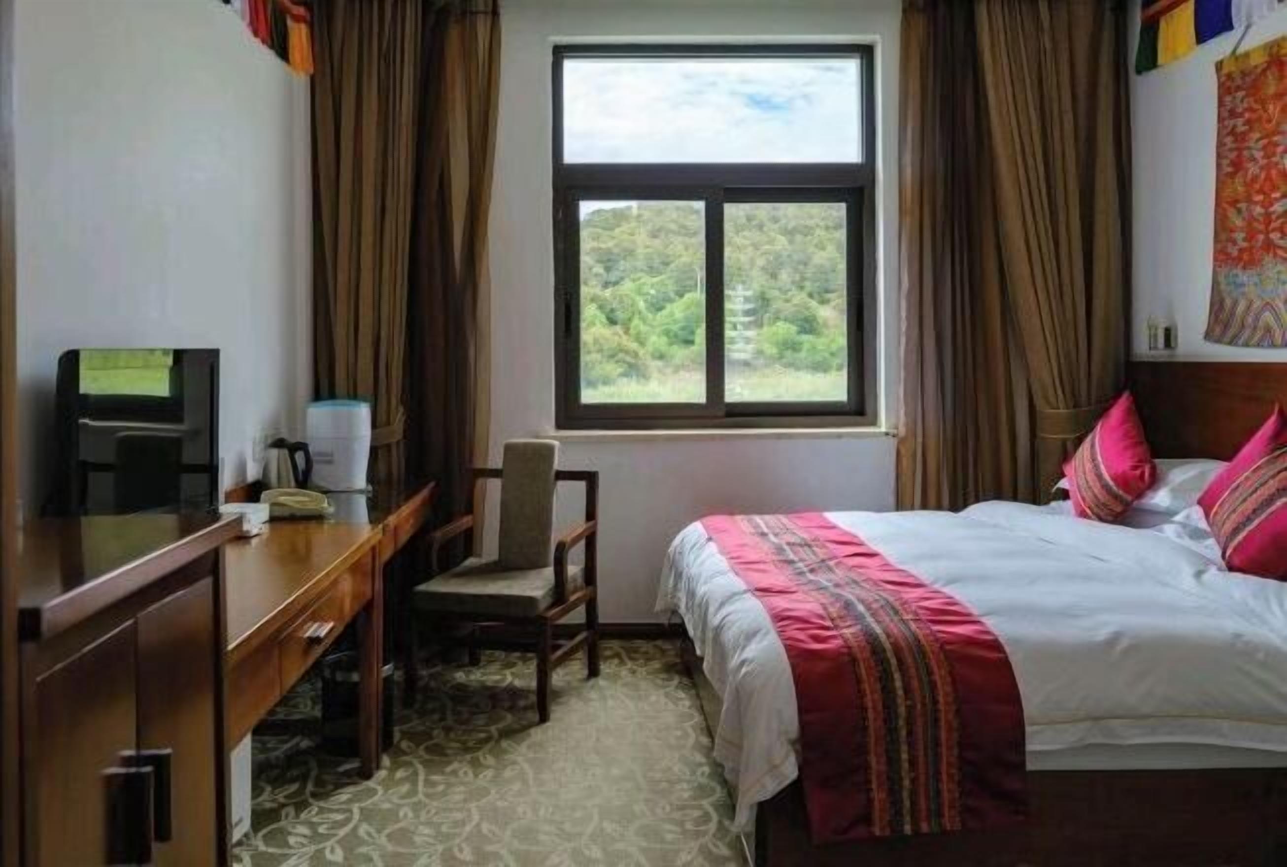 Minibar, coffres-forts dans les chambres, bureau, rideaux occultants