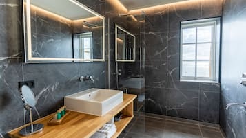 Quarto casal superior | Banheiro | Chuveiro, secador de cabelo, toalhas de banho