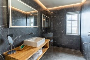 Superior Double Room | Bathroom | Shower, hair dryer, towels - Kaløvig Badehotel (Aarhus)