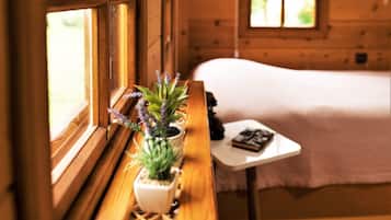 Suite, bagno condiviso, vista montagna | Tende oscuranti, ferro/asse da stiro, Wi-Fi gratuito