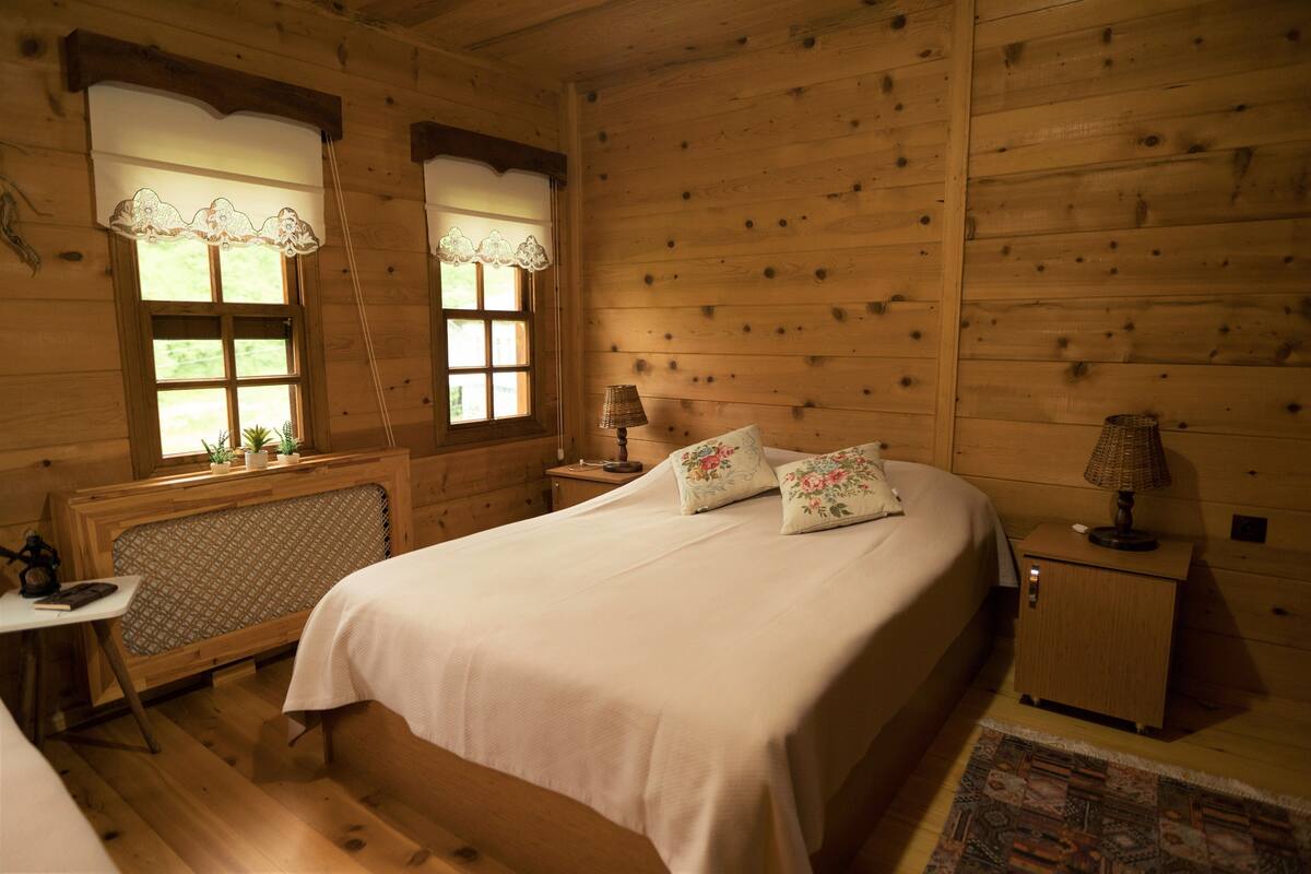 Standard Double Room, Shared Bathroom, Mountain View | Blackout drapes, iron/ironing board, WiFi (free)