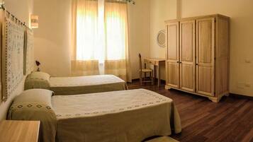 Ylelliset vuodevaatteet, työpöytä, äänieristys