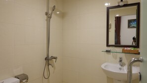 ファミリー 共同ドミトリー | バスルーム | シャワー、バスアメニティ (無料)、ヘアドライヤー、スリッパ