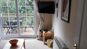 Departamento, 2 habitaciones | Sala de estar | Televisión de pantalla plana