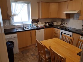 Apartemen, 2 kamar tidur | Dapur pribadi | Lemari es, microwave, kompor, dan mesin pencuci piring
