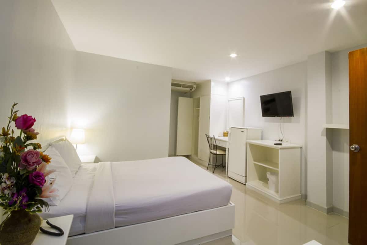 Laptop workspace, free WiFi, bed sheets