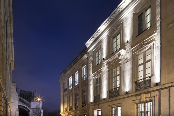 Vista frontal de la propiedad por la tarde o noche