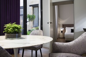 Suite (Prestige) | Brankas, tirai kedap cahaya, setrika/meja setrika, dan Wi-Fi gratis