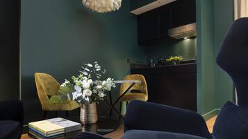 Suite (Signature) | Cocina privada | Frigorífico, máquina de café espresso y cafetera o tetera