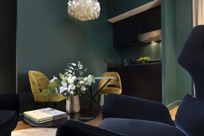 Suite (Signature) | Private kitchen | Fridge, espresso maker, coffee/tea maker, electric kettle - Hôtel Cardinal (Bordeaux)
