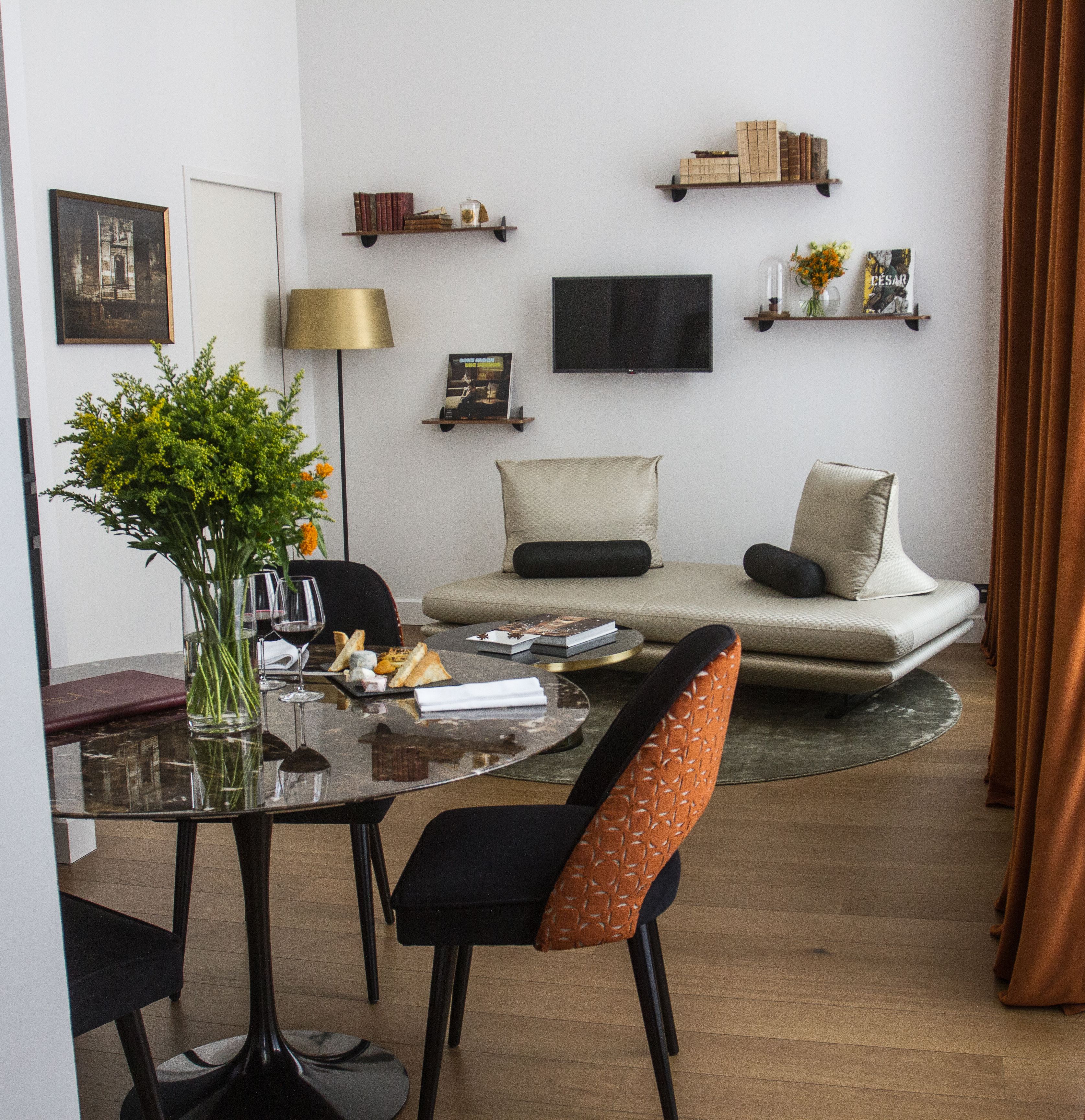 suite (prestige) | living area | flat-screen tv