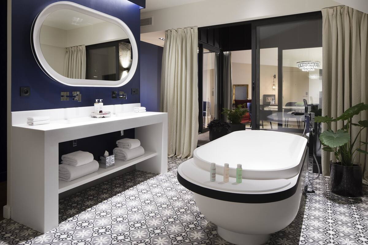 suite, terrace (cardinal) | bathroom | bathrobes, towels