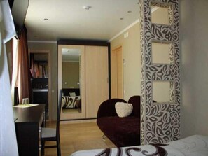 Suite Junior | Biancheria da letto di alta qualità, una scrivania, ferro/asse da stiro