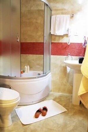 Family Room | Bathroom | Shower, free toiletries, towels