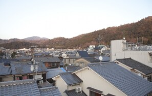 Een woongebied met traditionele Japanse huizen, waarvan sommige schuine daken en schotels hebben.